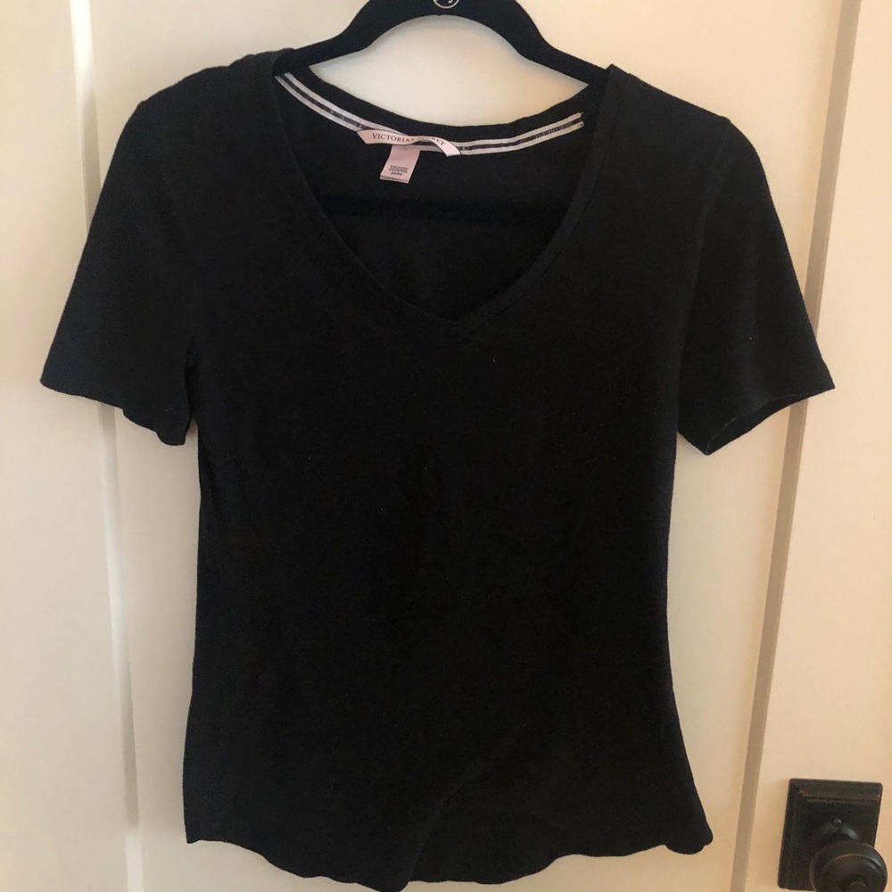 Victoria’s Secret Women’e medium black t-shirt